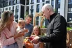 Для родителей с колясками и маломобильных жильцов в доме создали полностью безбарьерную среду.