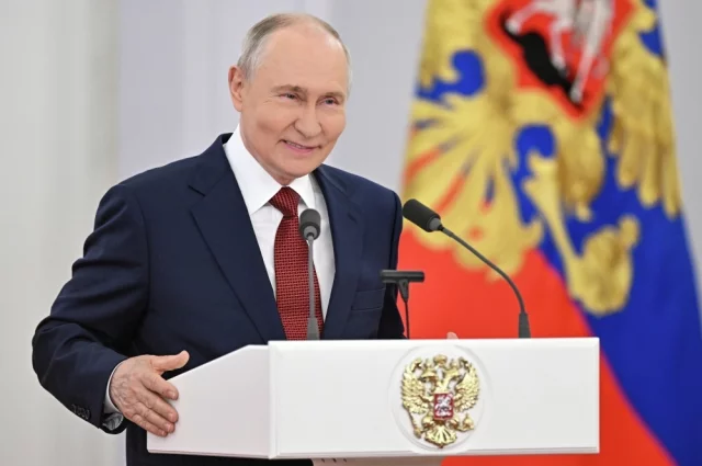 Путин подчеркнул, что сегодня России продолжает отстаивать свою свободу и независимость.