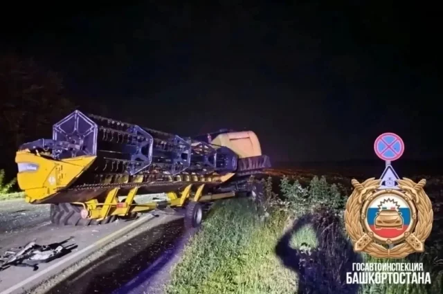 Комбайн был припаркован на обочине трассы.