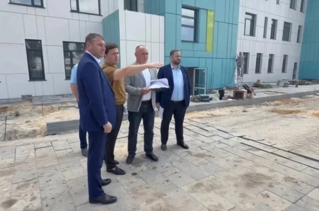 Александр Шуваев посетил площадку строящейся детской поликлиники № 3.