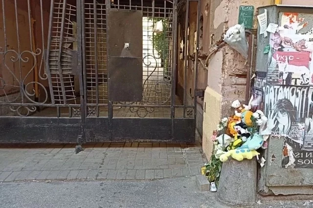 Стихийный мемориал у ворот, где погиб ребёнок.