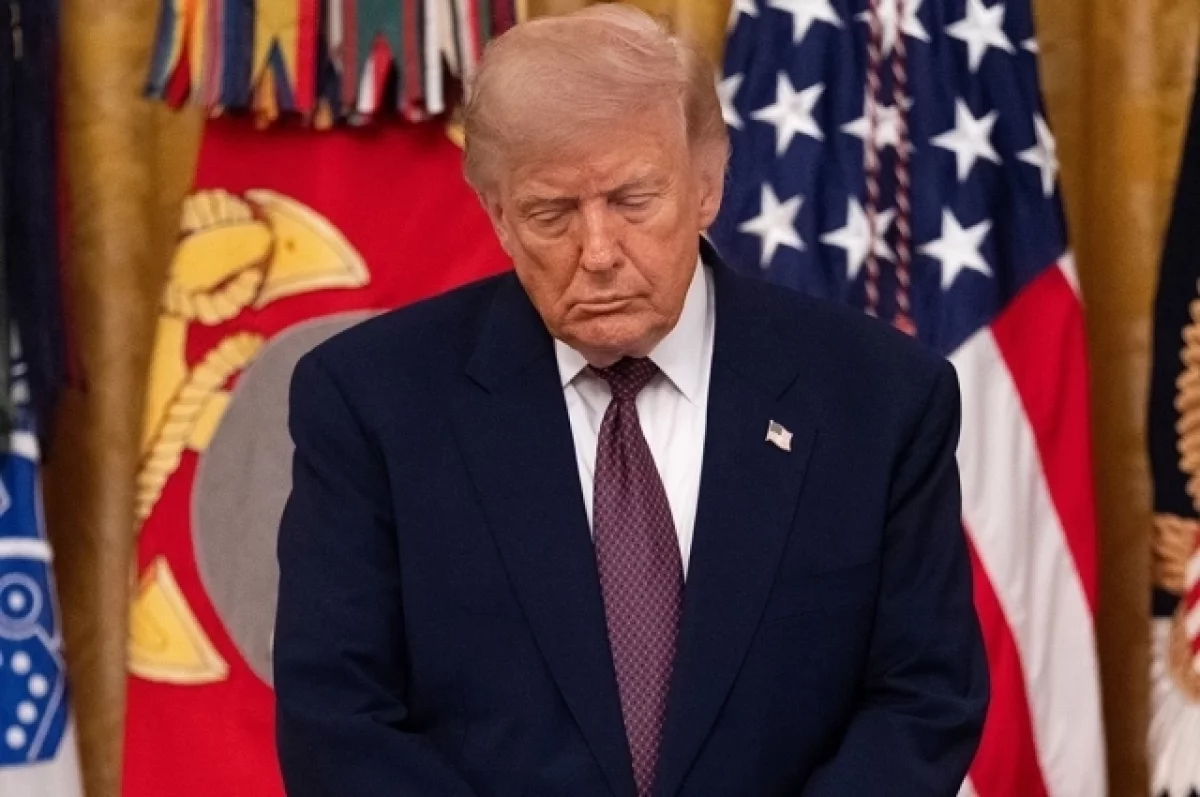 Трамп отвлекся от прощания с Грэмом, чтобы угостить коллег конфетами