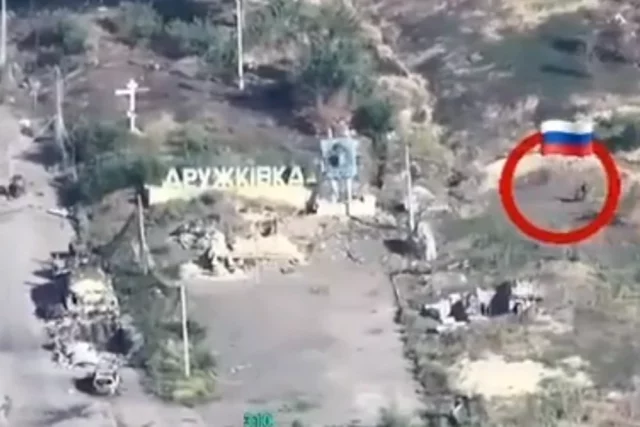 Сегодня появились кадры, где российский боец стоит у стелы Дружковка. 