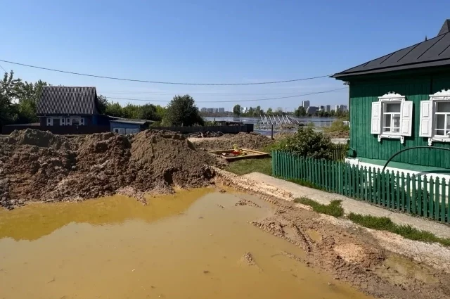 На многих улицах дома пустуют, местные жители эвакуировались. 