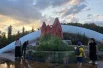 Еще одна новая живописная территория представляет собой композицию из красных каменных глыб, яркого изумрудного мха.