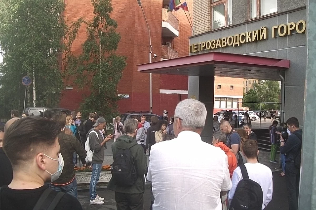 В городской суд Петрозаводска не пустят в шортах выше колен