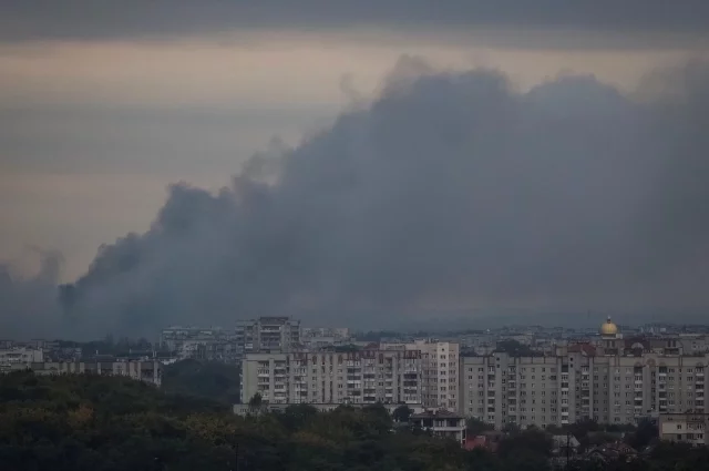 Столбы дыма от разрушенных взрывами производственных цехов Львова поднимались в небо на сотни метров