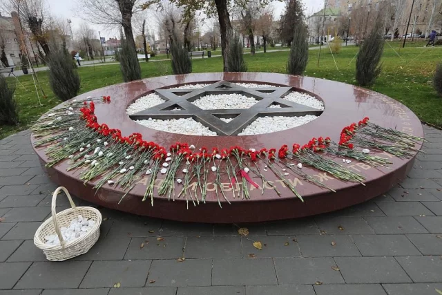 Памятный знак жертвам холокоста был открыт 9 ноября 2021 г.