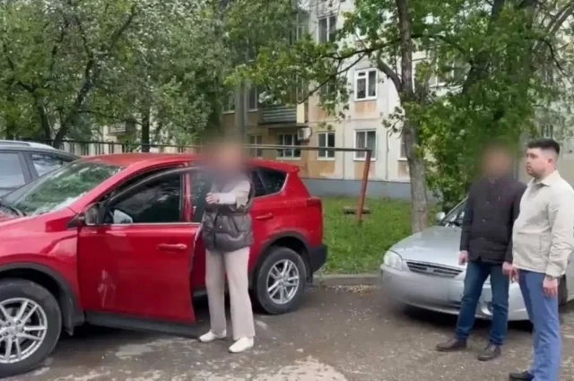 Ревнивец в парике и маске ждал экс-жену у машины.