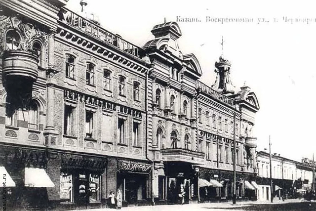 На старинных открытках Чернояровский пассаж называли домом Черноярова. 