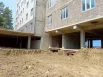 Незадолго до падения дома, строители стоящих рядом многоэтажек вырыли "площадку", что и привело к оголению фундамента во время дождей, по словам пострадавшего хозяина.