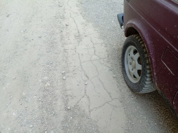Подозрительно выглядит и сама дорога к дому: непонятно, чо здесь - старый потрескавшийся асфальт или скальная порода, получившая трещины от активной эксплуатации.