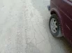 Подозрительно выглядит и сама дорога к дому: непонятно, чо здесь - старый потрескавшийся асфальт или скальная порода, получившая трещины от активной эксплуатации.