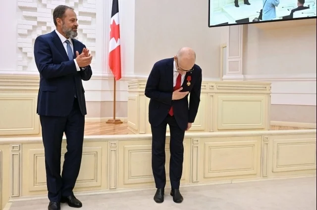 Процедура передачи власти получилась очень эмоциональной.