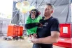 Младший брат звезды цирка шимпанзе Гермеса с дрессировщиком.