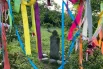 Вход украшен лентами и колокольчиками.