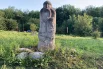 На небольшой территории собраны каменные и деревянные статуи.