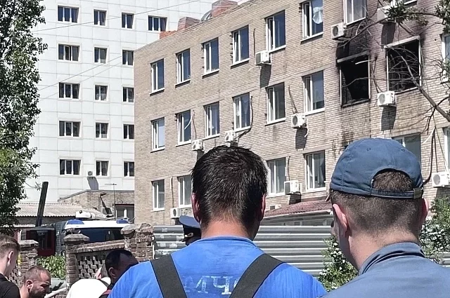 На месте работали 59 спасателей.