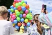 Здесь была создана атмосфера семейного праздника — теплые улыбки москвичей стали лучшим украшением юбилея главного перевозчика столицы.