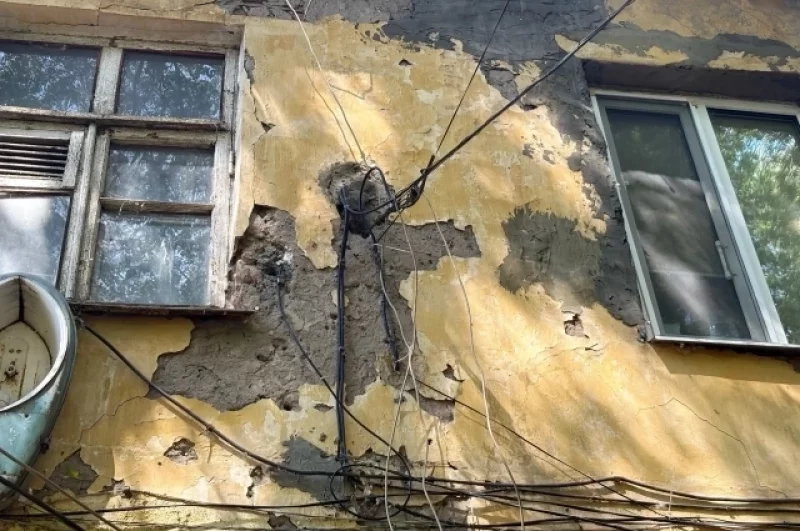 Аварийная проводка — одна из главных причин пожаров в таких домах. 