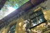 Под этим хрупким навесом — камни, готовые обрушиться в любой момент. 