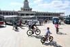 В день рождения Мосгортранса площадка у воды стала еще и кинотеатром под открытым небом: гости с удовольствием смотрели душевные ленты «Я шагаю по Москве» и «Женатый холостяк», вспоминая историю любимого города под тихий всплеск воды Химкинского водохранилища.