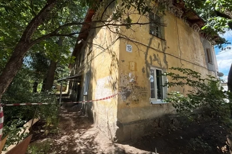 Городские службы оградили дом лентой, но не расселили.