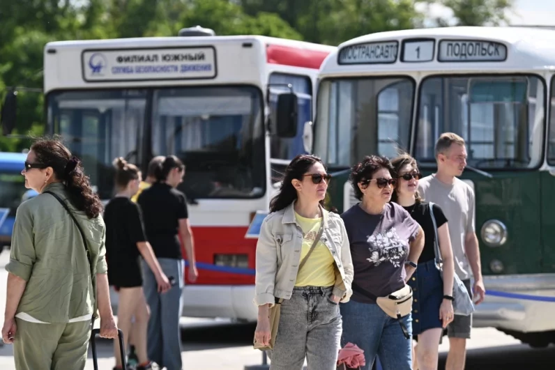 Москва уверенно удерживает статус международной столицы электротранспорта — сегодня по городским улицам колесят уже более 3 тысяч экологичных электробусов. В честь праздника на площадку вывели флагман нового поколения КАМАЗ-52222. Прямо в салоне этого технологичного гиганта открылся почтовый пункт, откуда каждый желающий мог отправить близким памятную открытку со специальным гашением.