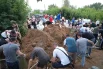 Тюменцы собрались для строительства дамб в разных районах города.