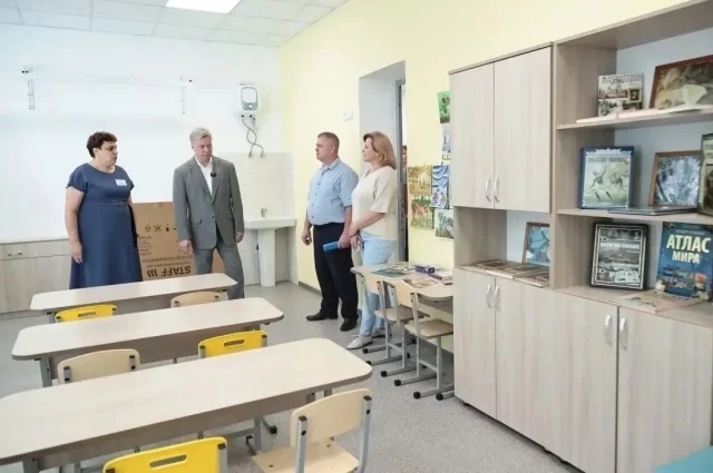 Алексей Русских оценивает результат капремонта в Красносельскй школе.