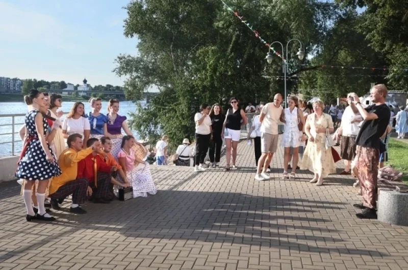 «И тот, кто с песней по жизни шагает, тот никогда и нигде не пропадёт»