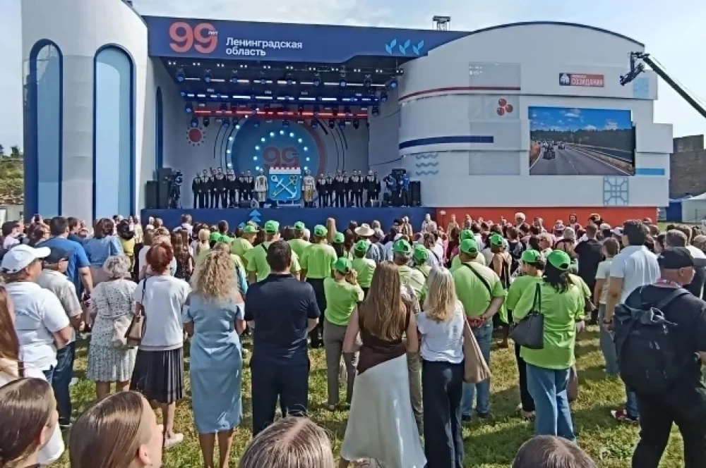 Возле сцены
