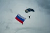 В небо подняли российский флаг.