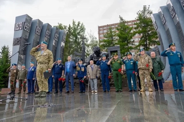 Десантники почтили память погибших товарищей минутой молчания.
