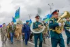 Более трехсот десантников прошли по Екатеринбургу в сопровождении военного оркестра.