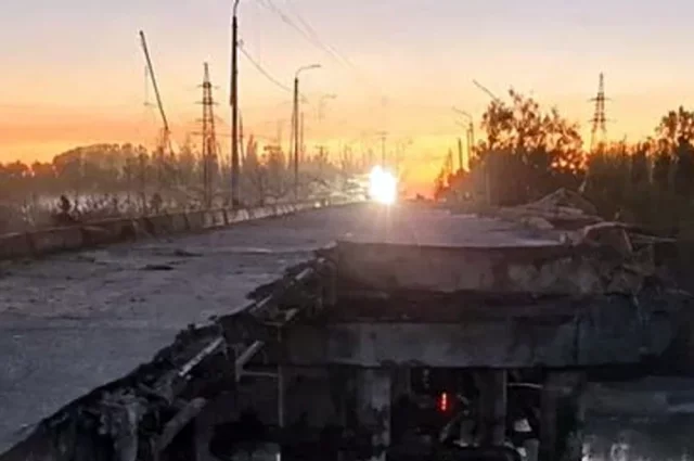 Один из двух пролетов моста обрушился полностью, а второй оказался критически поврежден.