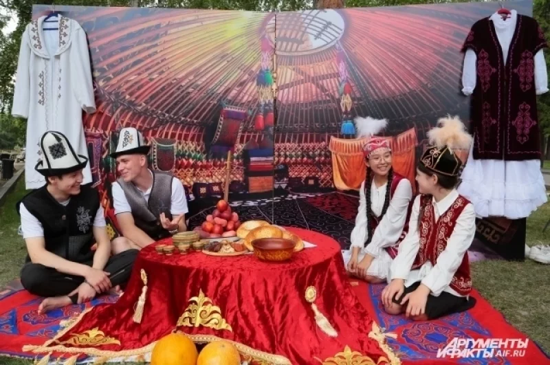 Многие площадки поддержали тематику Года единства народов России.