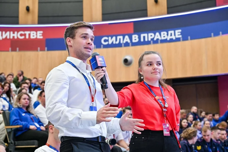Сергей Собянин, отвечая на вопросы участников, рассказал о развитой транспортной системе столице, доступном здравоохранении и образовании. «Мало того, чтобы оснастить хорошим оборудованием, надо развивать и подготовку врачей, и новые технологии. Можно привезти хороший компьютерный томограф куда угодно. Но как он там будет работать? Для этого нужен целый комплекс знаний, технологий и людей», - напомнил мэр.