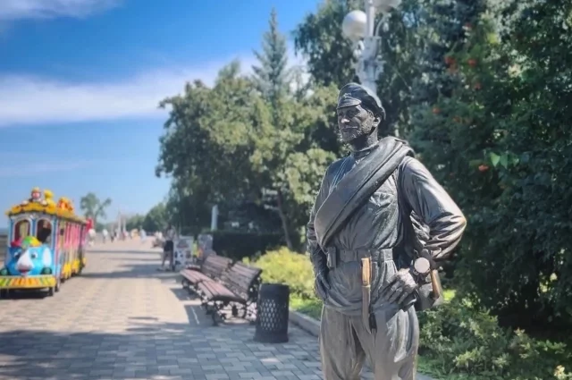 Бронзовый Фёдор Иванович Сухов на набережной Волги.