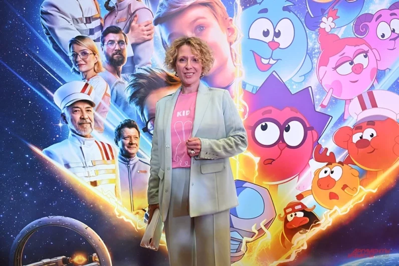 Телеведущая Яна Чурикова на премьере фильма «Смешарики сквозь вселенные».
