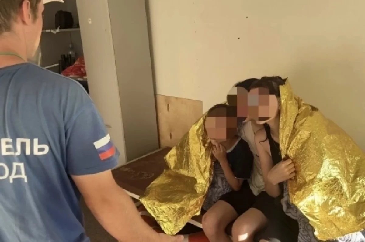 Спасатели вытащили из воды троих детей на пляже Подзеленье в Ярославле