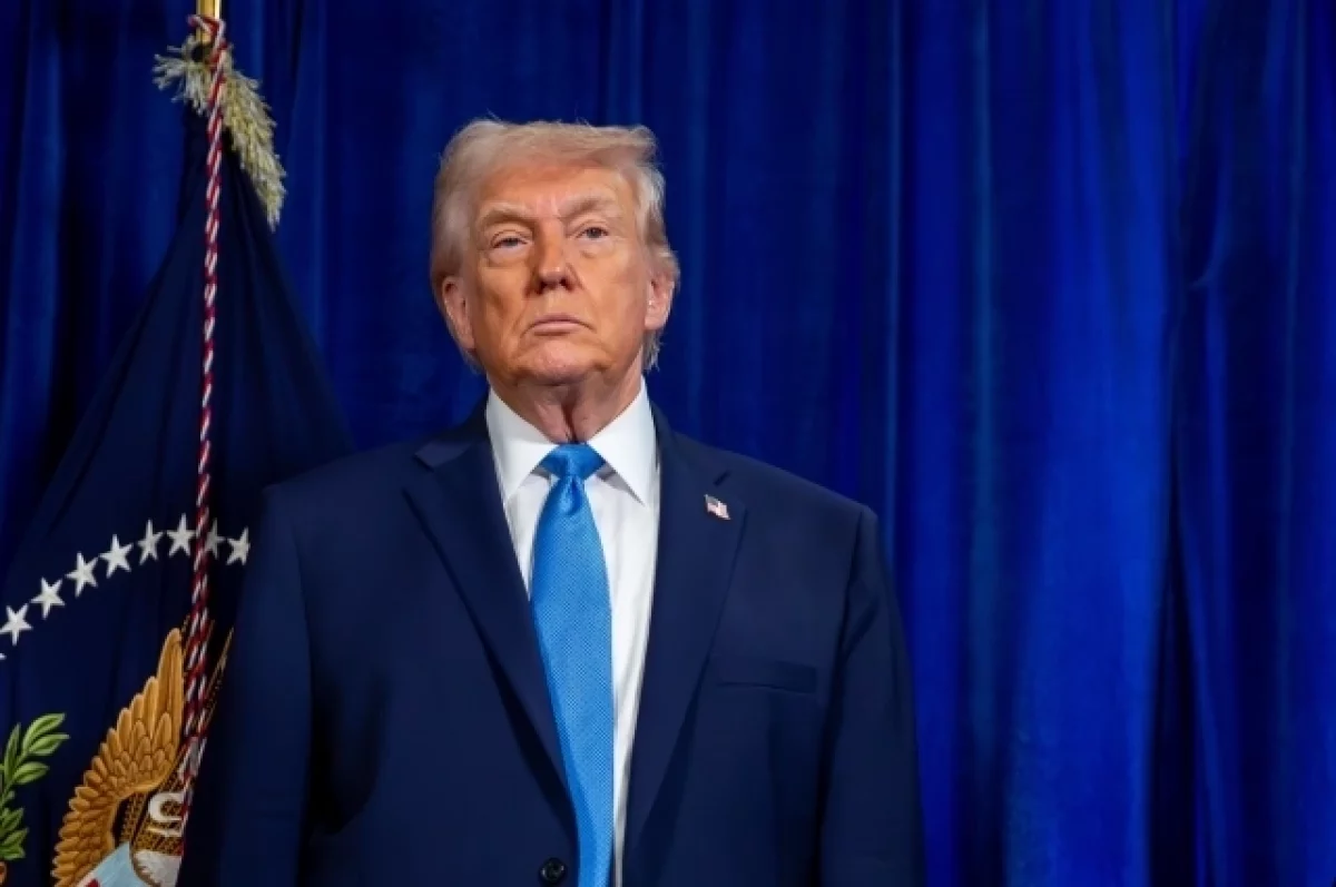 Трамп спас ребёнка от падения со сцены и пошутил про Байдена