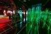Экспозиция объединяет редкие архивные кадры с самыми современными мультимедиа. Световые инсталляции, цифровые панели и саунд-дизайн помогают по-новому взглянуть на знакомые улицы и районы.