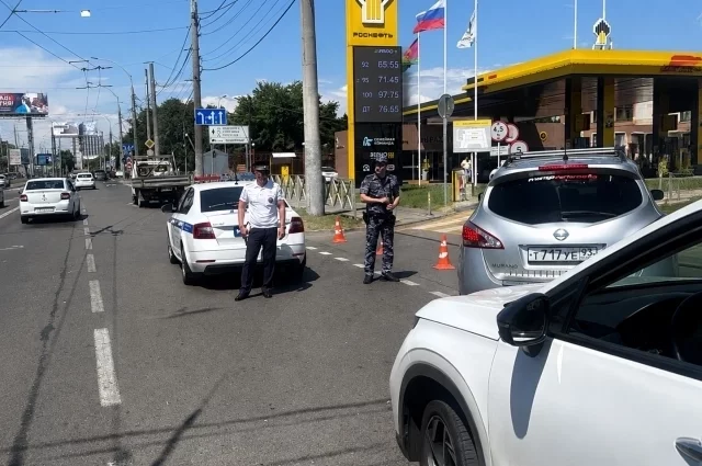 Километровые очереди на заправках заметно сократились. 