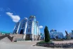 Владимирский собор и Церковь Тихона Задонского и Игнатия Богоносца (справа).