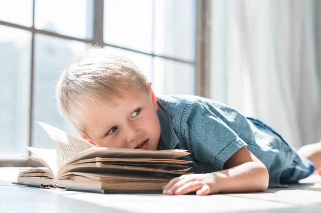 Прививать интерес ребёнку к книге лучше в возрасте до 10–11 лет, пока родители являются для него главным авторитетом.