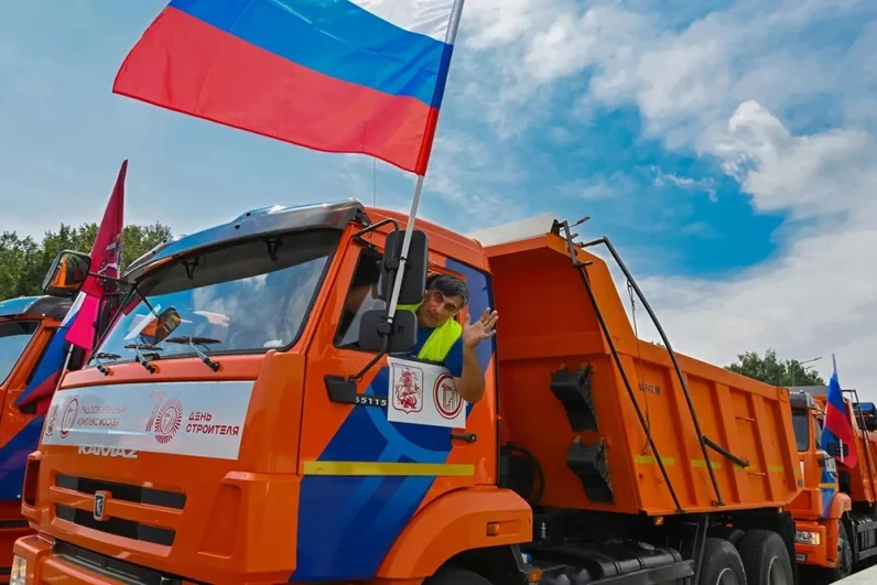 Кавалькада строительных КАМАЗов с флагами России и Москвы, гудя клаксонами, торжественно открыла движение по эстакаде.