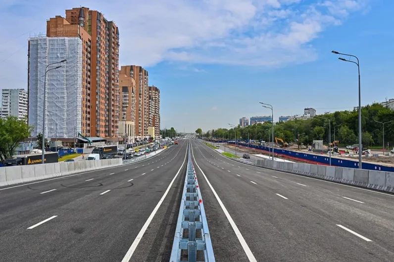 Новый путепровод открывает прямой бессветофорный выезд по шоссе Энтузиастов до самой МКАД. Все пробки остались в прошлом.