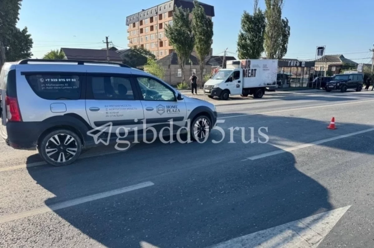 Водитель Lada сбил 9-летнюю девочку и женщину на трассе под Махачкалой