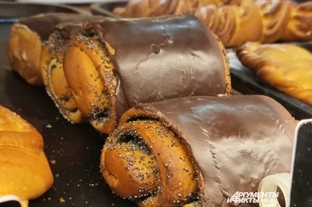 Булочки с маком и шоколадной глазурью